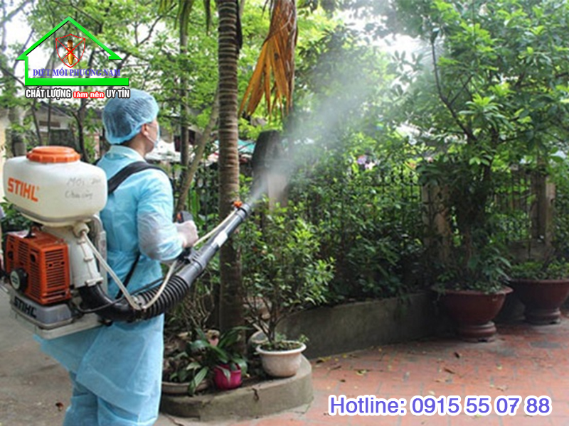 Mặc đồ bảo hộ trong quá trình phun thuốc diệt côn trùng